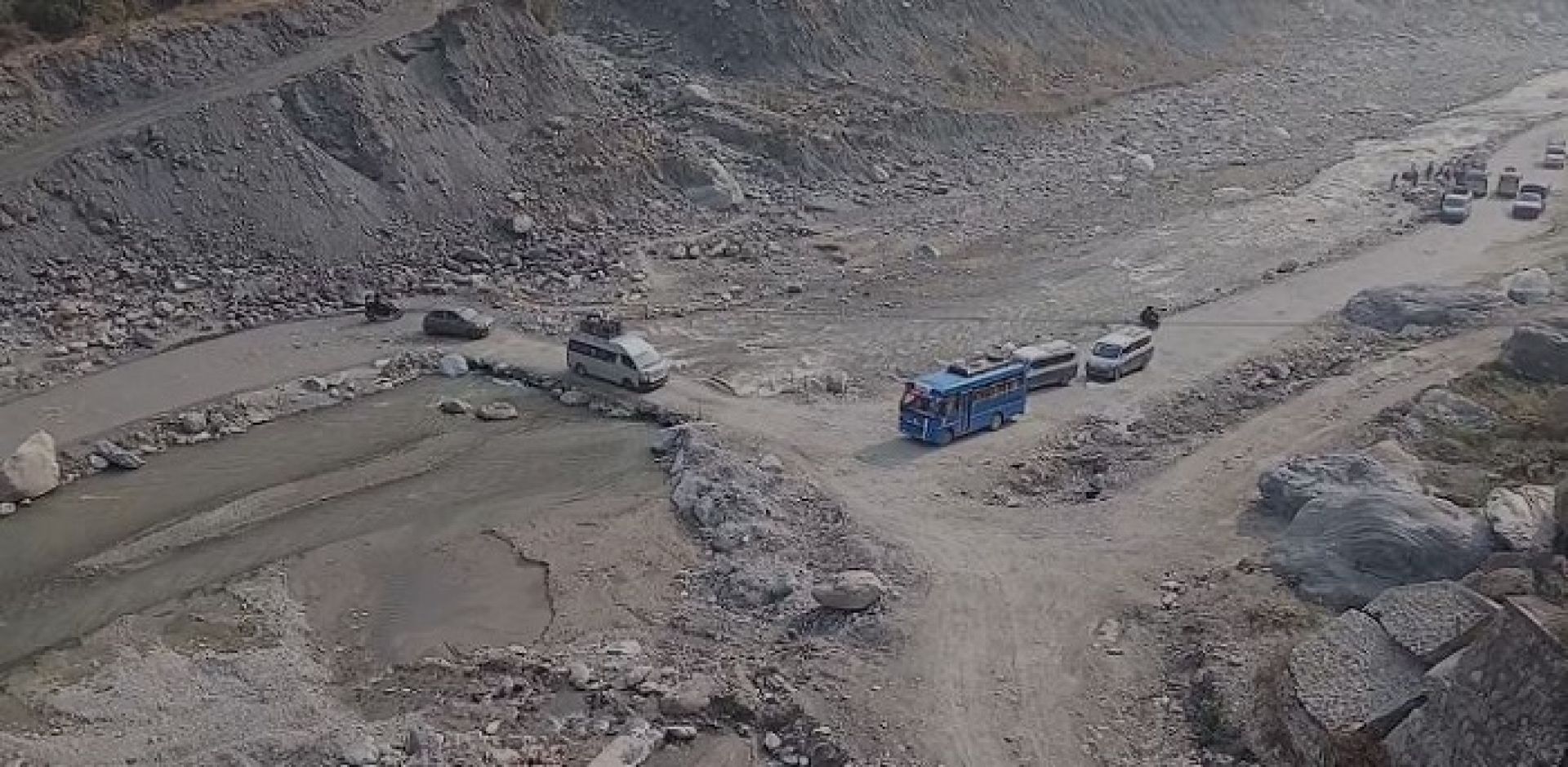 रोशी खोलाले बगाएको डाइभर्सन मर्मत, बिपी राजमार्गमा यातायात सञ्चालन